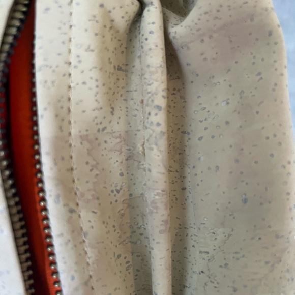 Elegant Cream Crocodile-Embossed Shoulder Bag - Picture 10 of 10